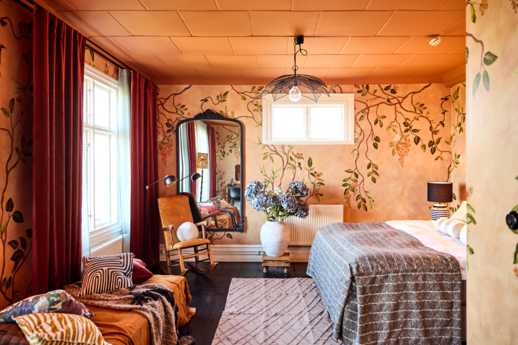 Sea View Suite med dubbelsäng och väggmålning på Grå Gåsen