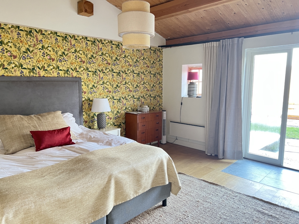 Garden Pool Room med dubbelsäng och dörr mot egen uteplats