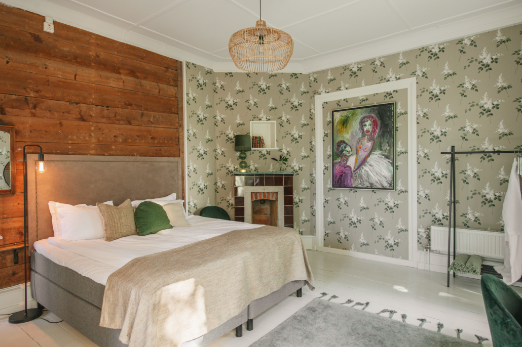 Västra Family Suite med trävägg och blommig tapet