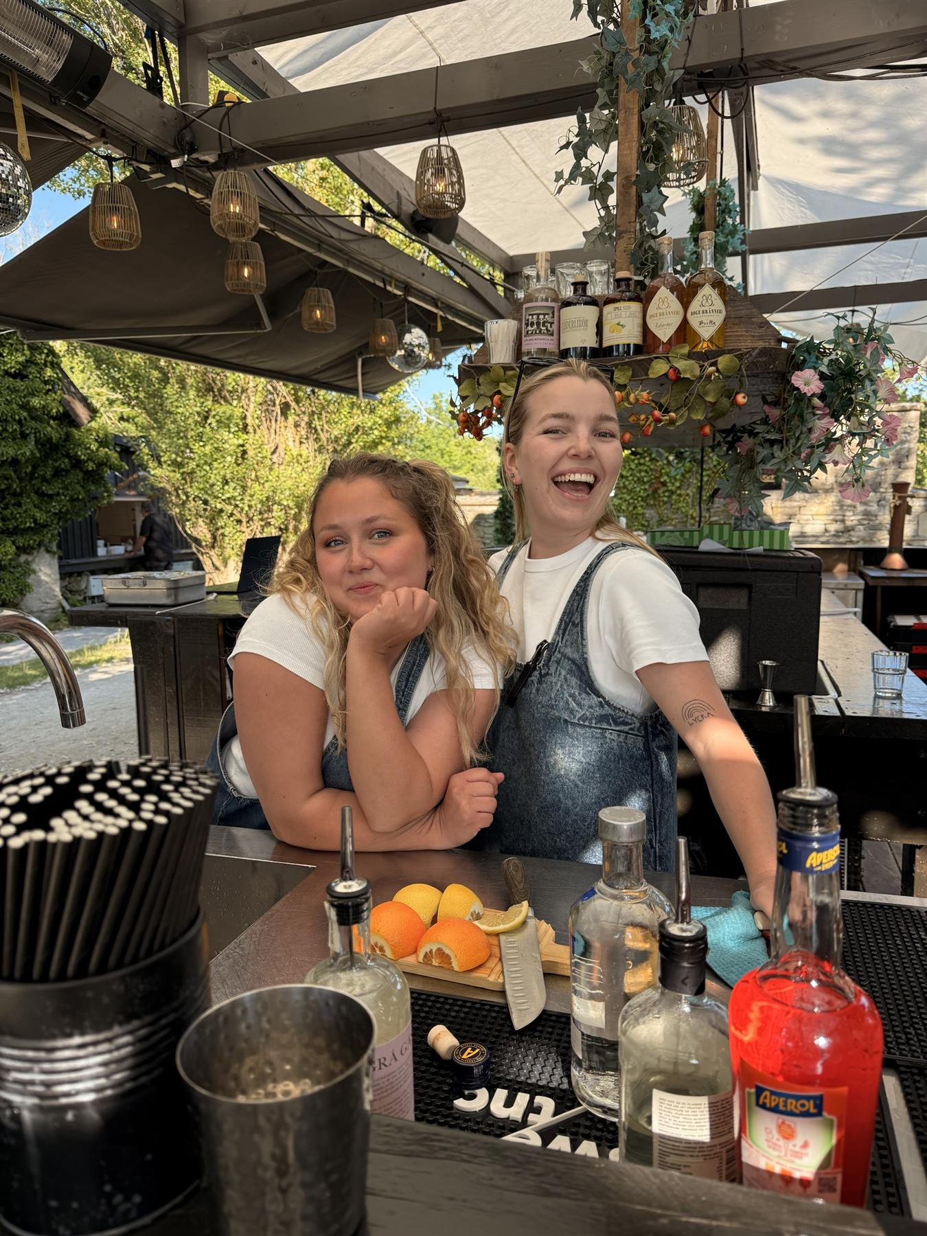 Två glada bartendrar i baren på Grå Gåsen Gotland