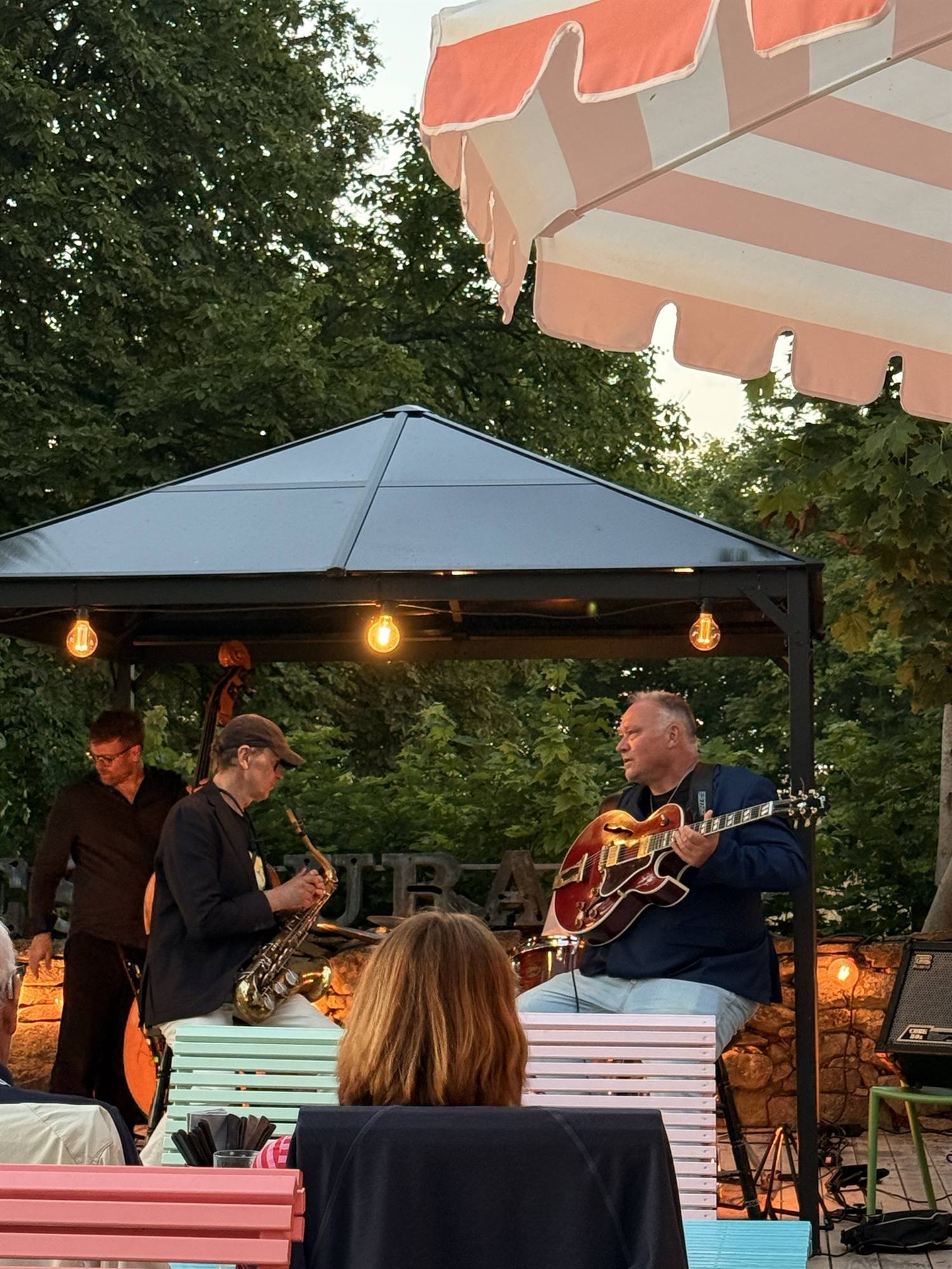 Jazzband med gitarr och saxofon spelar vid restaurangen på Grå Gåsen Gotland