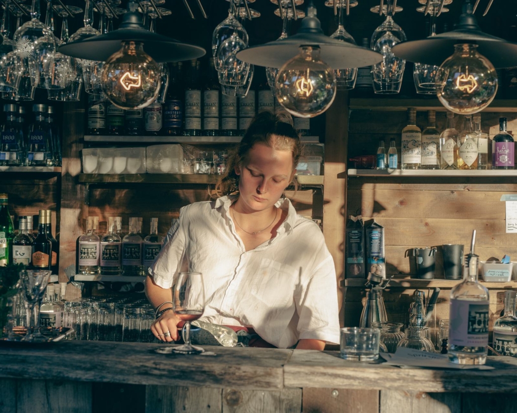 Bartendern häller upp vin i baren