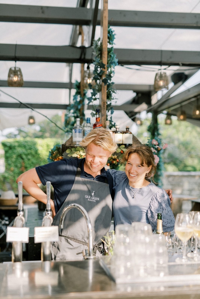 Två i baren under sommarpaviljongen